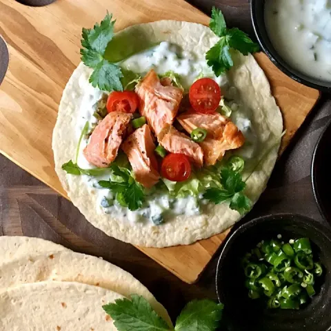 「フラワートルティーヤ」を使ってみたSnapdishの料理・レシピ写真:✨Grilled salmon on tacos ...with raita,tomatoes & peppers ...yum！✨タコス...焼きサーモン,トマト&きゅうり入りヨーグルトで頂きました😊✨