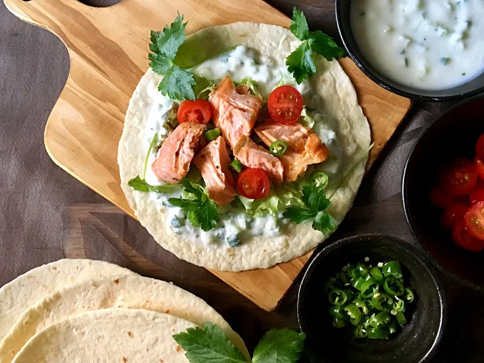 ✨Grilled salmon on tacos ...with raita,tomatoes & peppers ...yum！✨タコス...焼きサーモン,トマト&きゅうり入りヨーグルトで頂きました😊✨|🌺Sanntina🌺さん