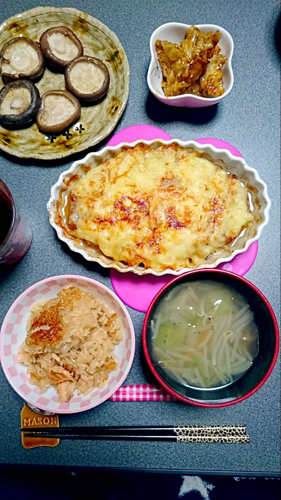 夕ごはん✡*｡

*鮭の混ぜご飯
*野菜スープ
*ひき肉とれんこんの味噌チーズ焼き
*ごぼうの甘辛揚げ
*しいたけシンプル焼き|さくらさん