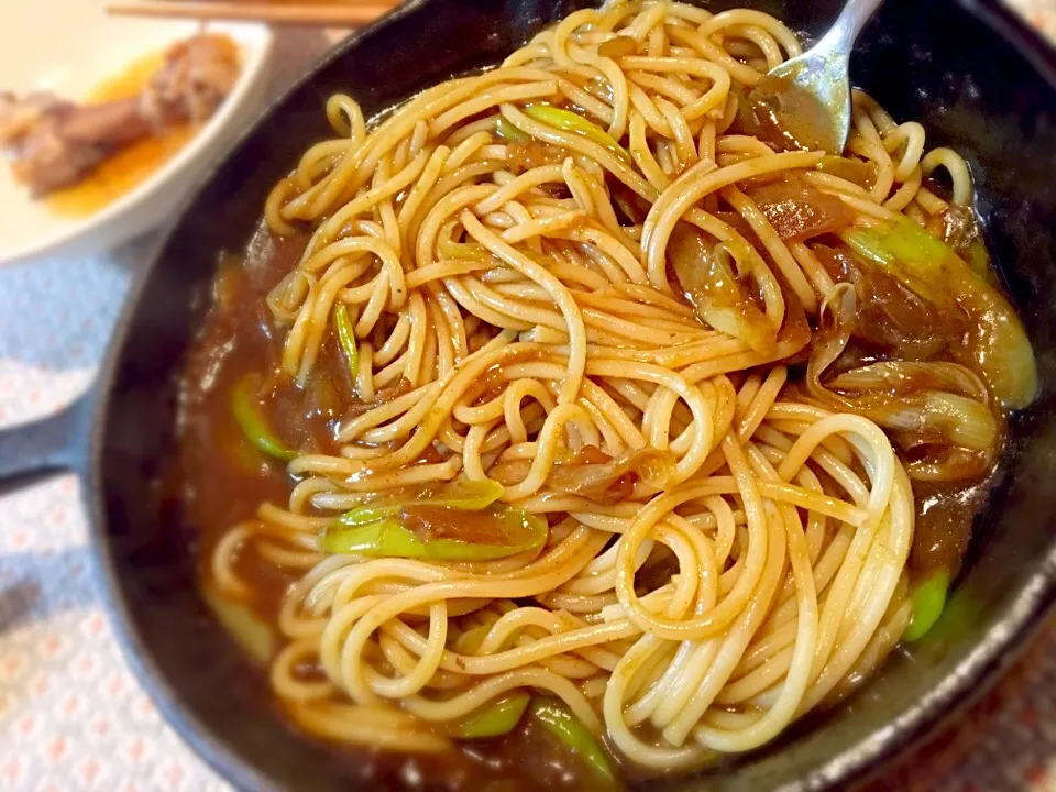 今日の晩ご飯(其ノ二)
ご飯を土鍋でガス炊きしたら…
焦げ臭い！だけど…赤子泣いも～（笑）
結果、お焦げいっぱい(╥﹏╥)
母ちゃん、昨夜のカレーをリメイクでスパゲティ
葱をじっくり炒めて、見かけによらず美味しかった😋|ともえさん