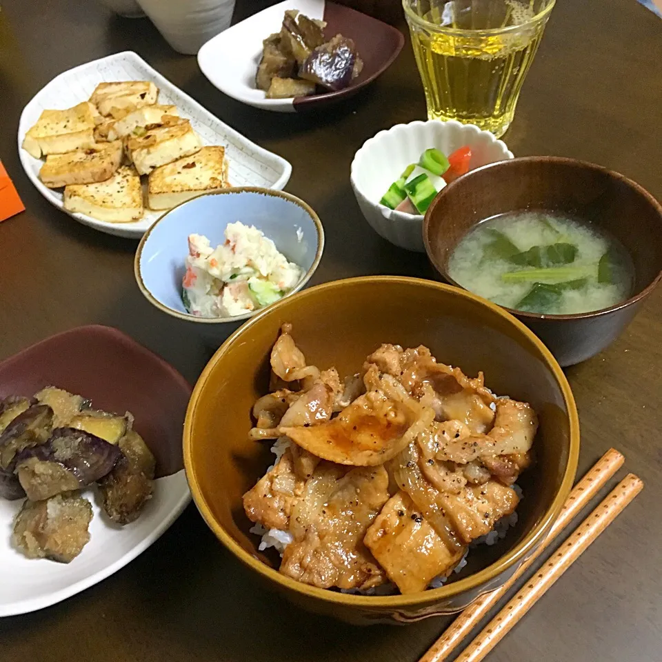 Snapdishの料理写真:友達と3人で。
#豚丼 #ポテサラ ポテサラはベーコンとニンニクのみじん切りをオリーブオイルで炒めたものを入れるのがわたし流？|さやさん