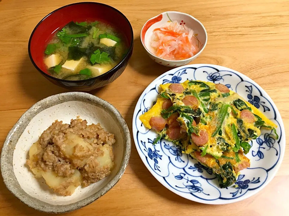 ほうれん草のオムレツ⭐️そぼろ煮⭐️紅白なます⭐️豆腐とワカメのお味噌汁|ほなさん