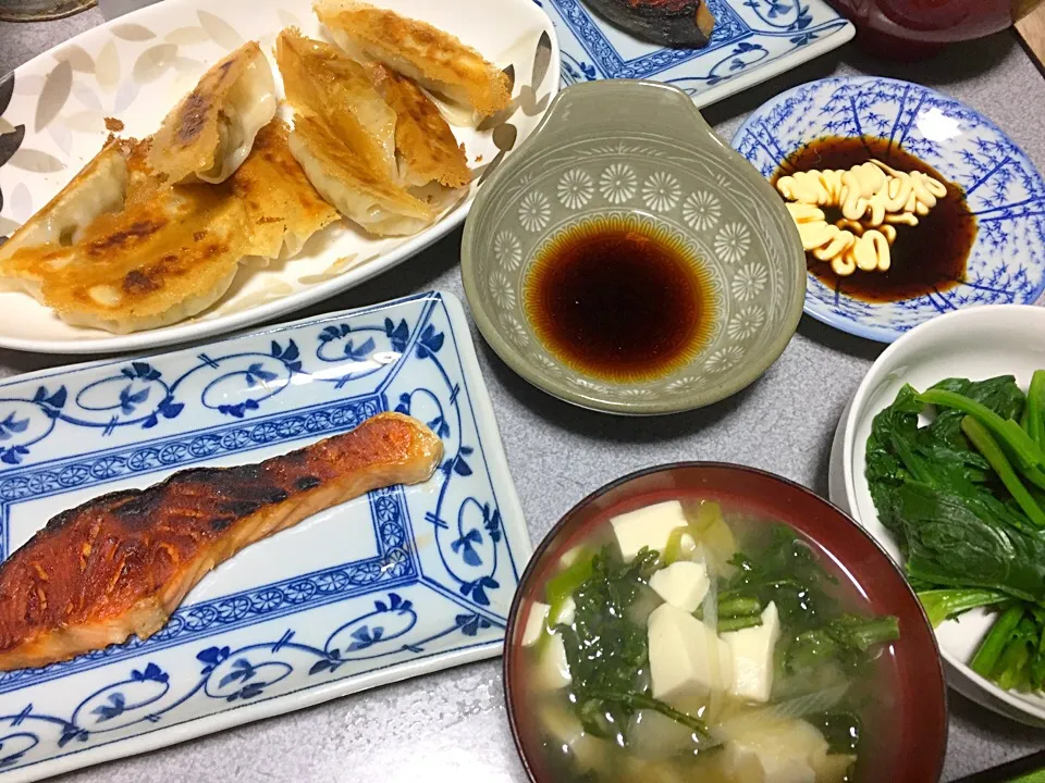 もち麦飯、魚、春菊豆腐(絹)ネギ味噌汁、ちじみほうれん草、餃子|ms903さん