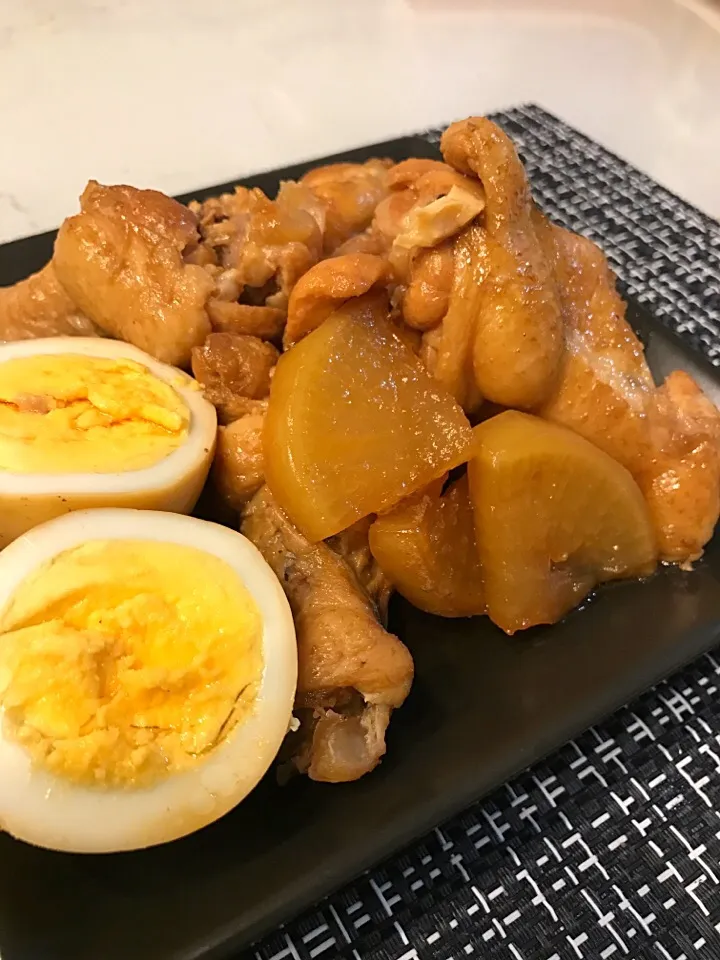 手羽元と大根の煮物
味玉を添えて、|リョーマさん