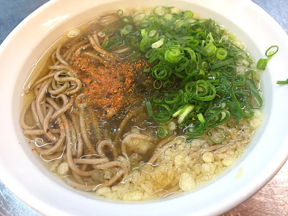 朝蕎麦で景気付けしようと思ったら、あまりにも柔らかい麺で、箸で持っただけで切れる✂︎お店のオジサン、私は歯は悪く無いんですけど😭|にゃあ（芸名）さん