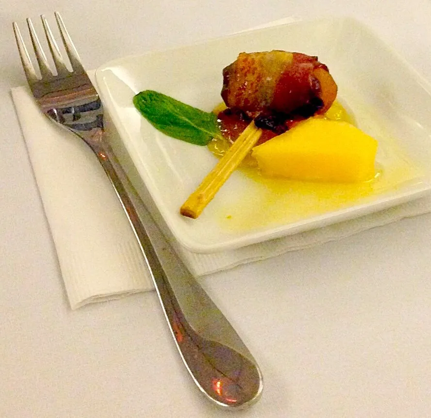 Bacon wrapped date and apricot served with cantaloupe (AA DFW-FRA)|Karenさん