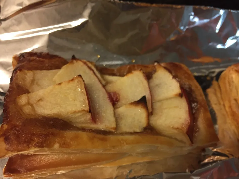 Snapdishの料理写真:りんごパイ焼けたよ🍎|さんだーさん