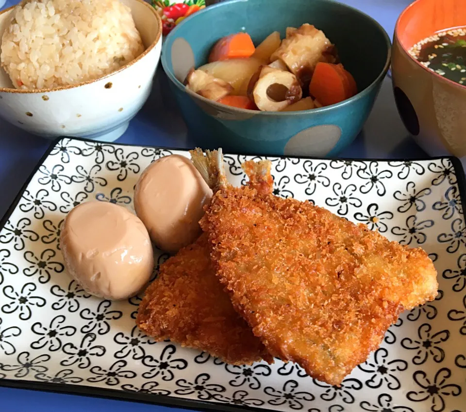 昼ごはん  アジフライ 味玉信州味噌味 大根とちくわの煮物 ワカメスープ
ソース浸む 鯵のフライは 貰い物|ぽんたさん