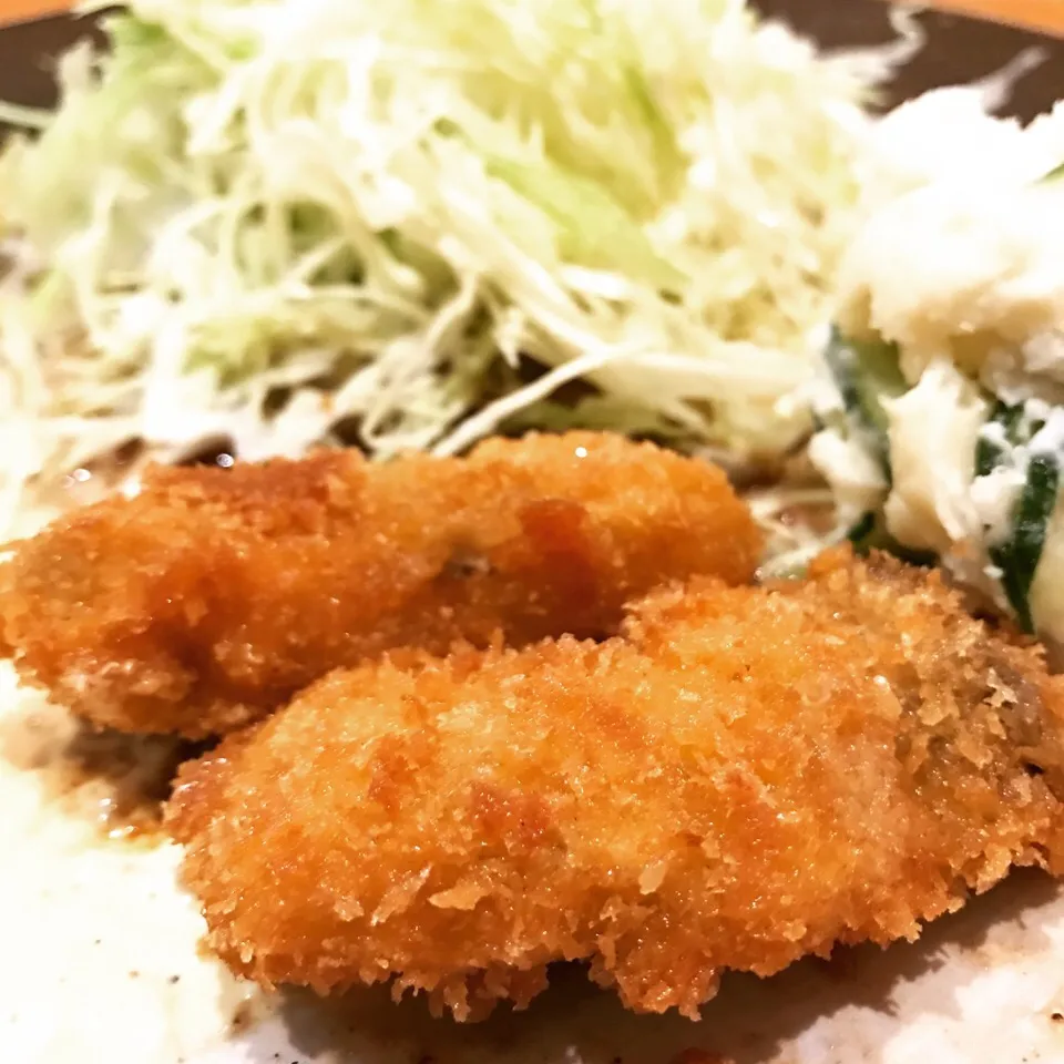 大好物なカキフライ！

#カキフライ #カキフライ協会 #そんな協会ないよ #friedoysters #favoritefoods #homemadefood #potatosalad #タルタルソースも手作り #カキフライはウスターソース派  #キャベツの千切りはマスト|lazy104さん