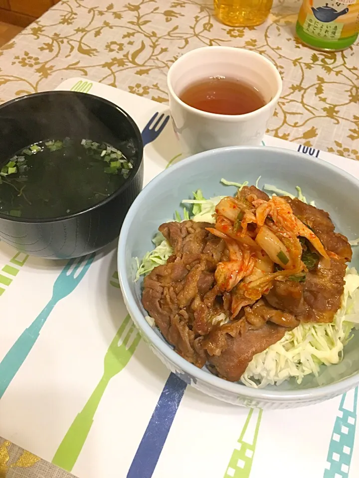 豚焼き肉丼のキムチのせ、ワカメスープ|kumi♡さん