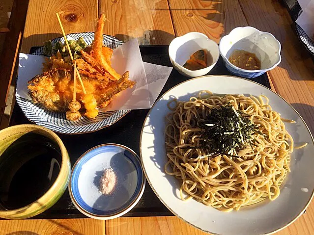 奥久慈男体山下山後は、いつもここでお蕎麦です。天ぷらは豪華に鮎の開き、リンゴ、銀杏など入っていて美味しいです(*^^*)|田中章さん