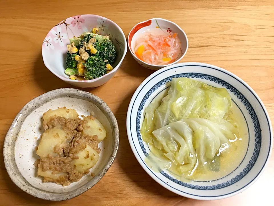 Snapdishの料理写真:豚肉とキャベツの重ね煮⭐️そぼろ煮⭐️ブロッコリーの胡麻マヨ和え⭐️紅白なます|ほなさん