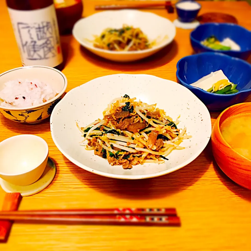 春菊入りプルコギ🌸温奴の小松菜キノコの梅煮浸し添え🍀豚汁🍶日本酒|むぎこさん