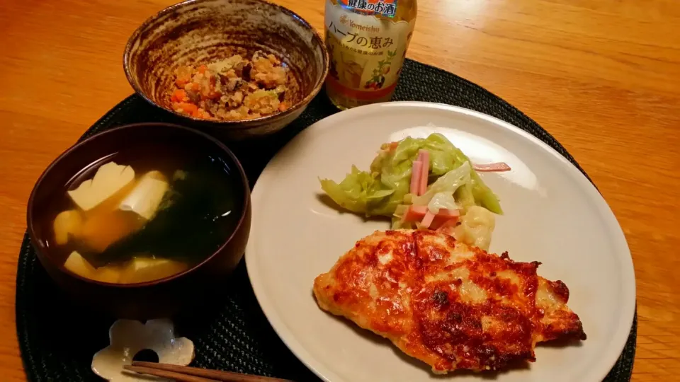 Snapdishの料理写真:ハーブのお酒/鶏胸肉味噌漬け焼き/キャベツとハムの中華和え/卯の花/みたいな汁/|lotusさん