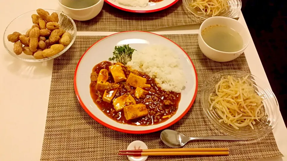 Snapdishの料理写真:今日の夕食　麻婆丼、もやしサラダ、わかめスープ、ゆで落花生|pinknari🐰🌈さん