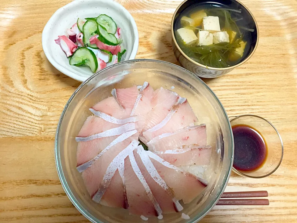 ブリ丼、キュウリと蛸の酢の物、お吸物✧*|Makiさん