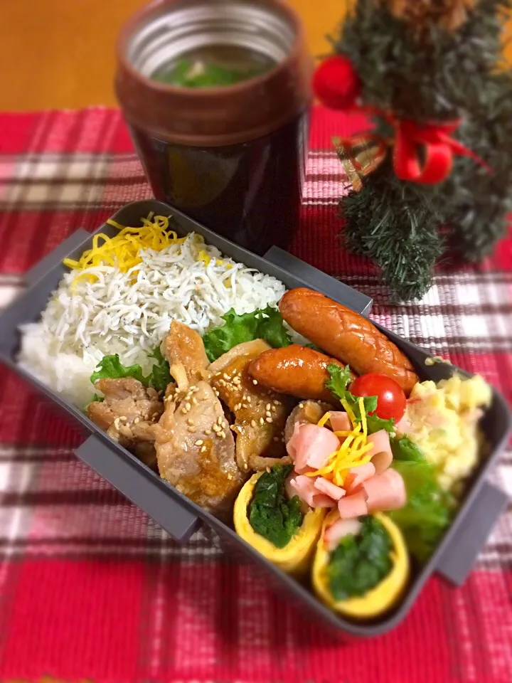 息子君弁当🎶
照り焼きチキン
ほうれん草の玉子巻き
シャウエッセン
ポテサラ
お花ハム
しらすのっけごはん
白菜とベーコンのスープ|BooBooさん