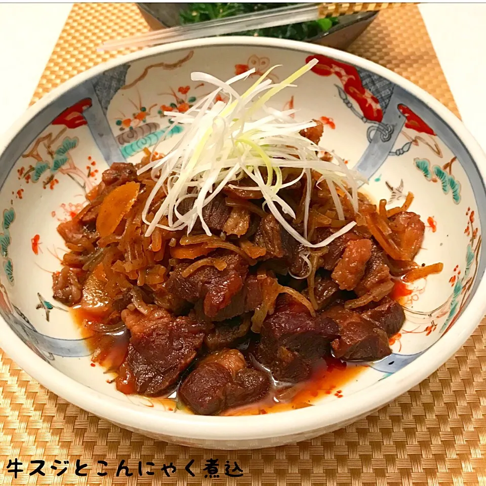 Snapdishの料理写真:牛すじと
コンニャクの甘辛煮
に、白髪葱|maromaronyankoさん