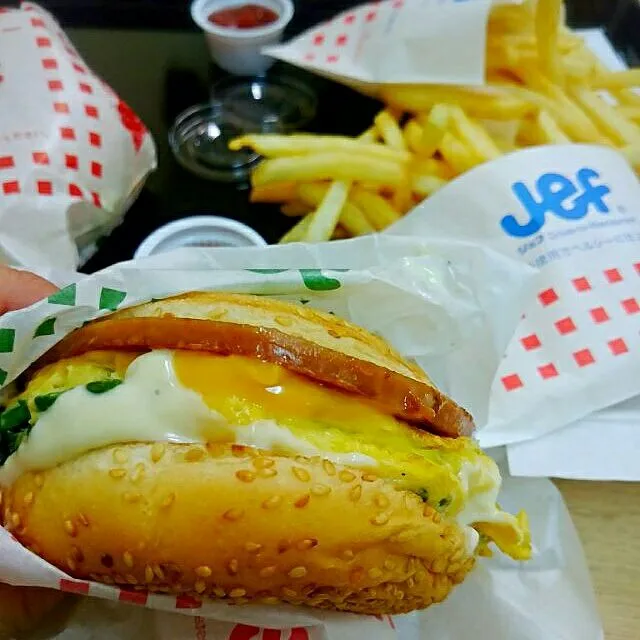 沖縄に来たら必ず食べに行くJEF(ジェフ)の｢ぬーやるバーガー｣🍔
オムレツにしたゴーヤが入ってて美味しい👍
そして、ここのフライドチキンは塩胡椒だけのシンプルな味付けの鶏肉を皮パリっと揚げてて私好みで美味しい❤|Kashimanakitchenさん