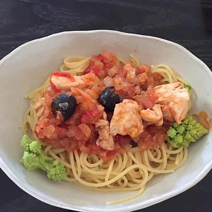 週末のお昼。トマトと鶏肉のソース。
オリーブ入れると美味しさUP😊
隠し味はウスーターソース|河野 ゆかりさん