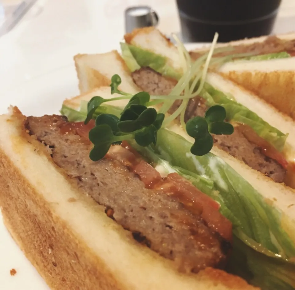 Snapdishの料理写真:喫茶店のハンバーグサンドʕ-̼͡-ʔ🍞#七海の純喫茶探訪|七海さん