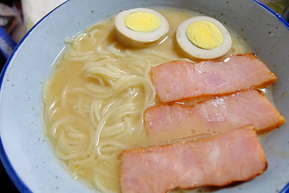 同僚から、博多旅行土産のとんこつラーメン♪♪|深夜特急fさん