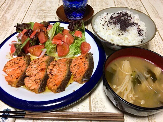 今日の男飯(＞人＜;)テニス前の軽食バージョン♬
サーモンのバジルオイル焼き♬and大根の葉とモヤシとワカメとエノキの味噌汁andしそごはん♬|ひーちゃんさん