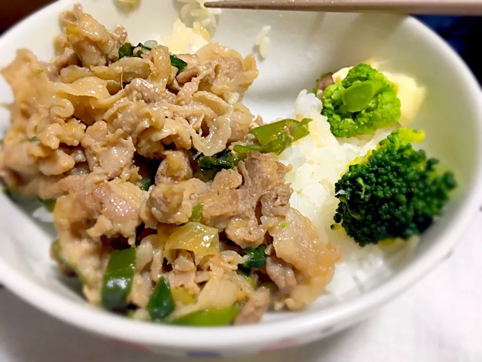 豚丼。生姜焼き風味。添え野菜はブロッコリ。|もじゅさん