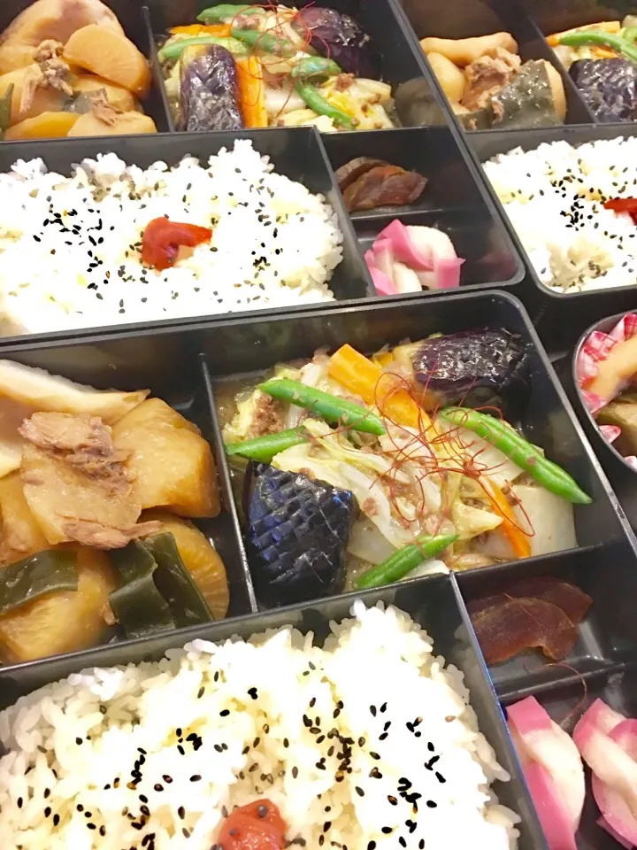 Snapdishの料理写真:【頂き物野菜で知恵を絞った弁当💦】

お弁当はなるべく頂き物の
お野菜を使って

残り食材とにらめっこですf^_^;

今朝の社食&息子っち弁当は
ストーブでコトコト煮た
大根とツナ缶の旨煮、

白菜と茄子とひき肉を
炒めて八宝菜モドキに。|大久保 掬恵さん