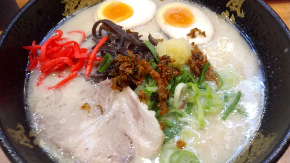 Snapdishの料理写真:半熟玉子ラーメン󾥣  #豚骨ラーメン #博多ラーメン #半熟玉子 #博多風龍|sakumaさん