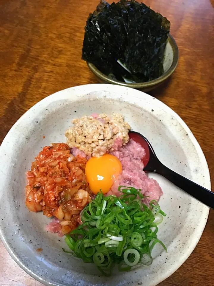 Snapdishの料理写真:マグロと納豆の韓国のり包み|izunさん