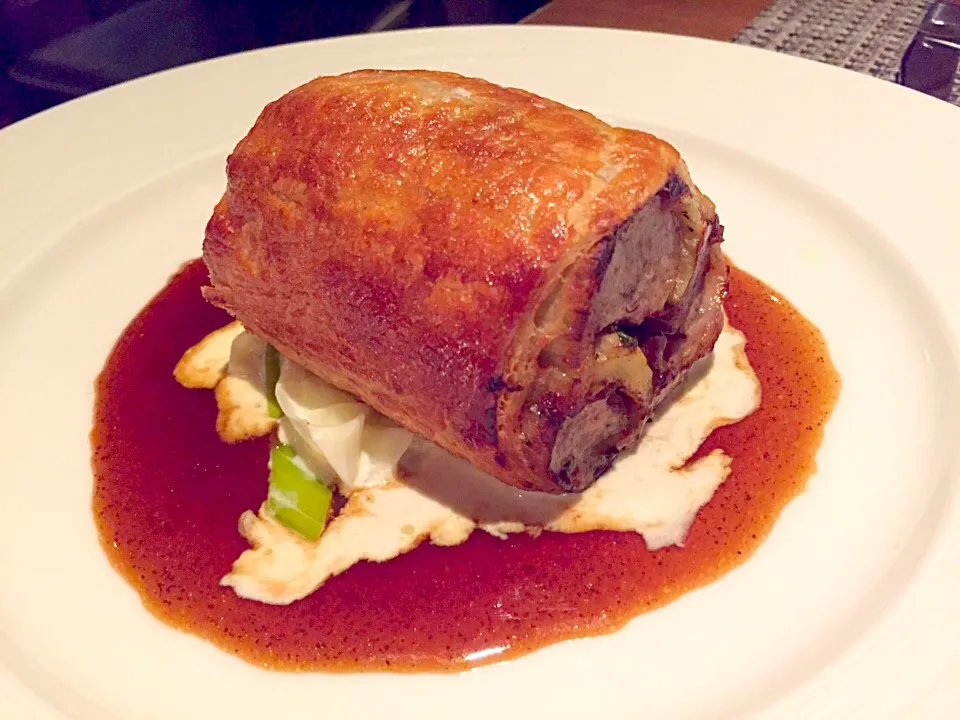 Lamb fillets & eggplants baked in puff pastry, creamed leeks, rosemary jus|Sky Blueさん