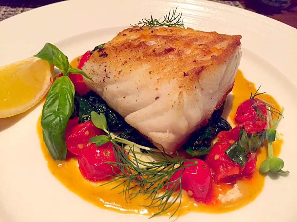 Roasted North Sea cod loin, saffron sauce, fennel confit, sautéed spinach|Sky Blueさん