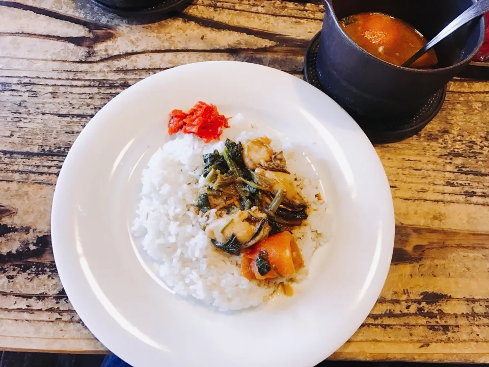 広島県産カキと法蓮草とトマトの                                                       カリー|ちゃみこさん