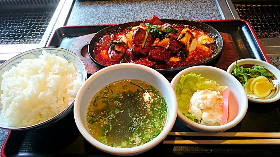 Snapdishの料理写真:焼肉屋さんのキムレバ定食～🍖 #ランチ #レバニラ炒め|Ume-jaken🍺🍶🍷さん