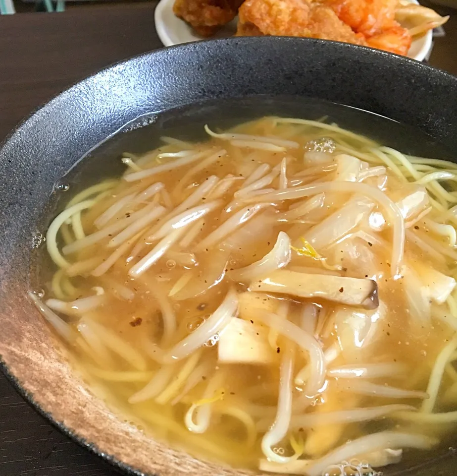 昼ごはん  もやし麺 鶏唐揚げ 餃子
一口の コンロ恨みて 伸びた麺|ぽんたさん