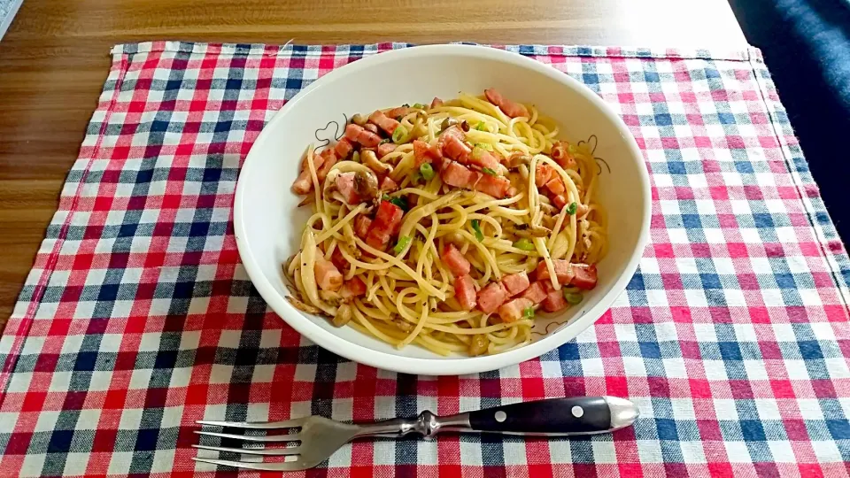 Snapdishの料理写真:ベーコンとしめじのバター醤油パスタ|なななさん