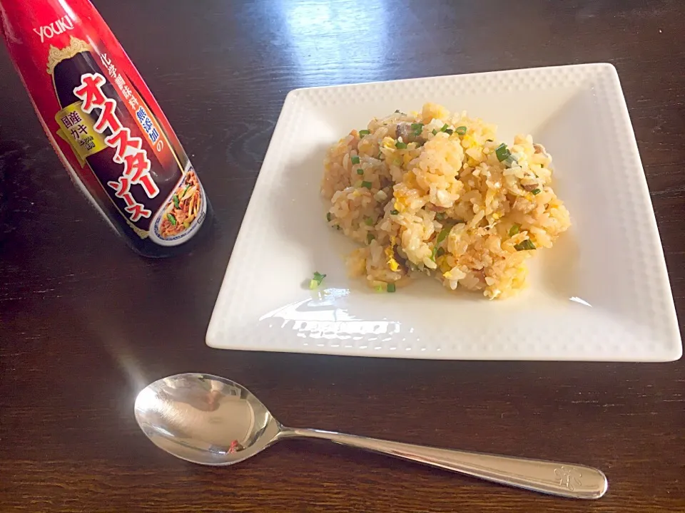 Snapdishの料理写真:ユウキ食品のオイスターソースで
ベーコンと長ネギの炒飯|カドラさん