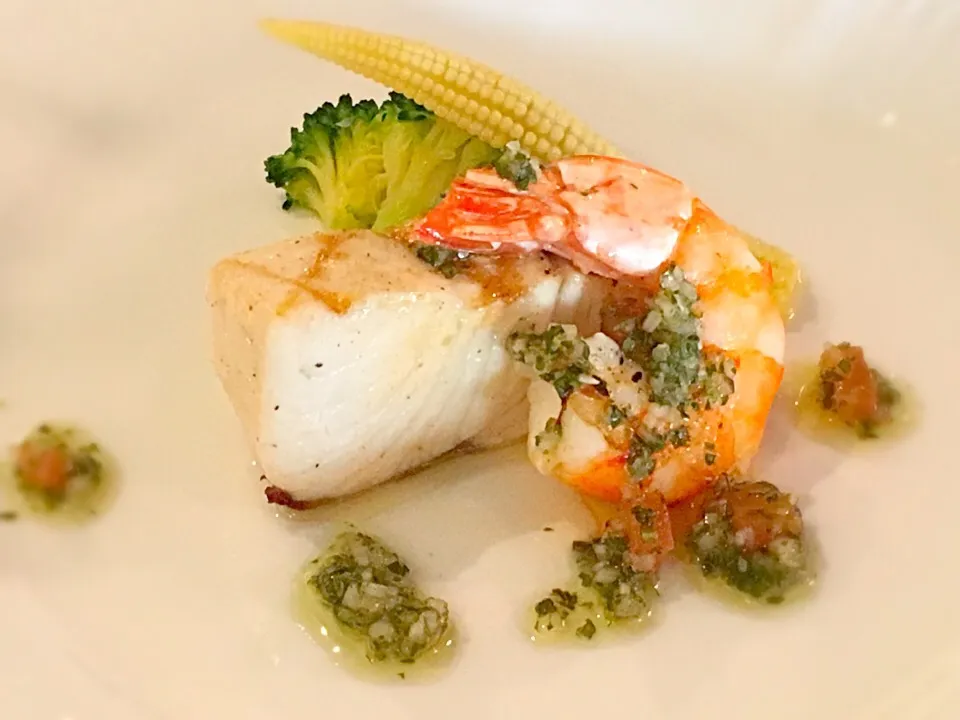 IL PESCE Fish 魚料理『カンパチと海老の炭火焼き エシャロットのアロマティックなハーブソースで』🇮🇹|ゆうじ.さん