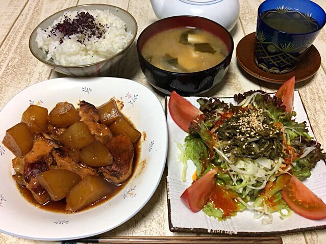 今日の男飯(＞人＜;)晩ご飯バージョン♬
鶏むね肉と大根の煮物and野菜プレートand豆腐と玉ねぎとワカメの味噌汁andしそごはん♬|ひーちゃんさん