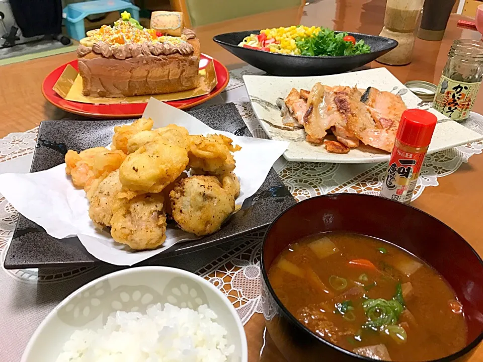 あんこうのフリッターと豚汁とシャケのあらの塩焼きと娘が作ったクリスマスパウンドケーキ❤️|makoさん