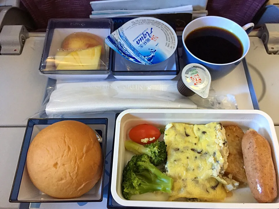 Airport's food form Taipei to FUK- china airlines|手牽手一起過好日子。さん