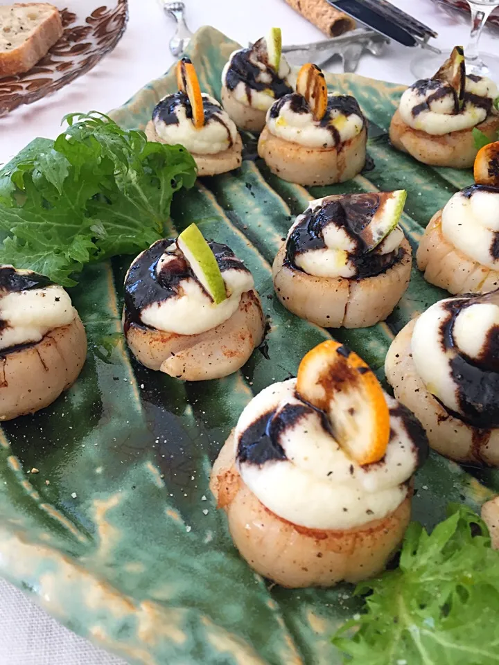 Grilled scallops and creamy celeriac mash with balsamic vinegar sauce, touch of citrus flavour🍋🍊|aястасияさん