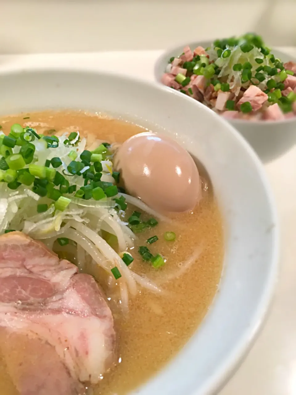 Snapdishの料理写真:味玉味噌ラーメンとチャーシュー丼|いさかつさん