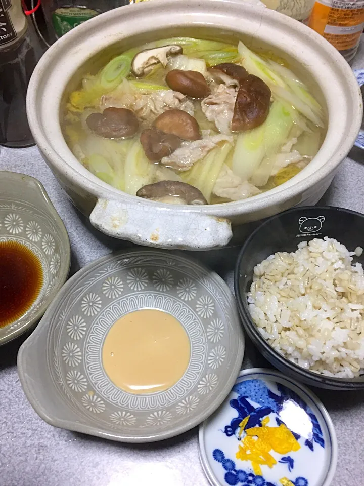 Snapdishの料理写真:もち麦飯、豚白菜椎茸ネギ鍋(柚子塩、ポン酢、ゴマだれ)、途中から里芋の煮っころがし|ms903さん