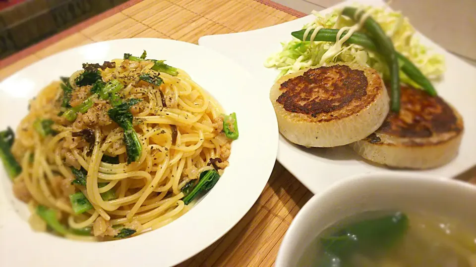 大根inﾊﾝﾊﾞｰｸﾞin大根～と、
大根の葉っぱと鶏挽肉のﾆﾝﾆｸ塩昆布ﾊﾟｽﾀ～
の晩ごはん✨|kaz(*･ω･)さん