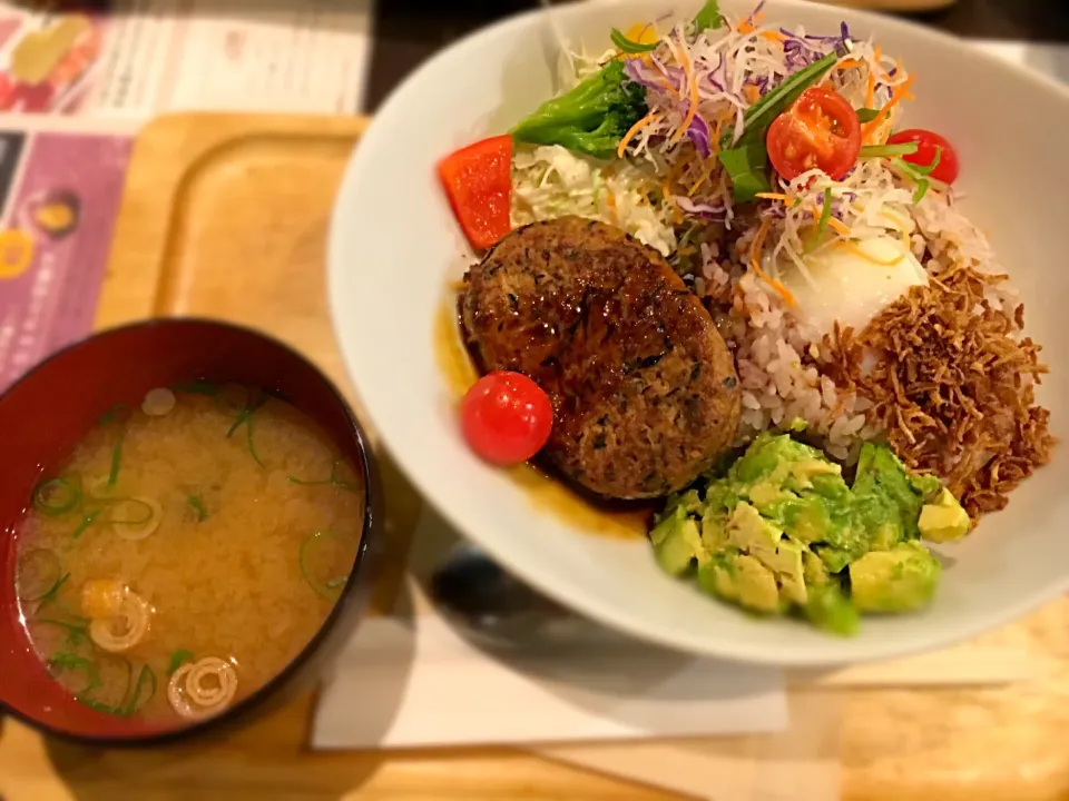 Snapdishの料理写真:リバーカフェ アボカドのロコモコ丼|Kanako Oishiさん