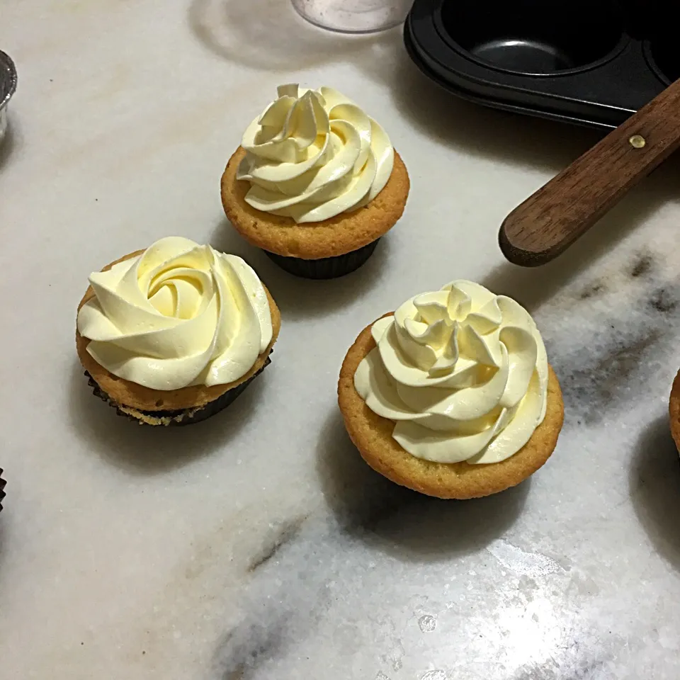 Plain vanilla cupcake with vanilla swiss meringue buttercream|Trish Wongさん