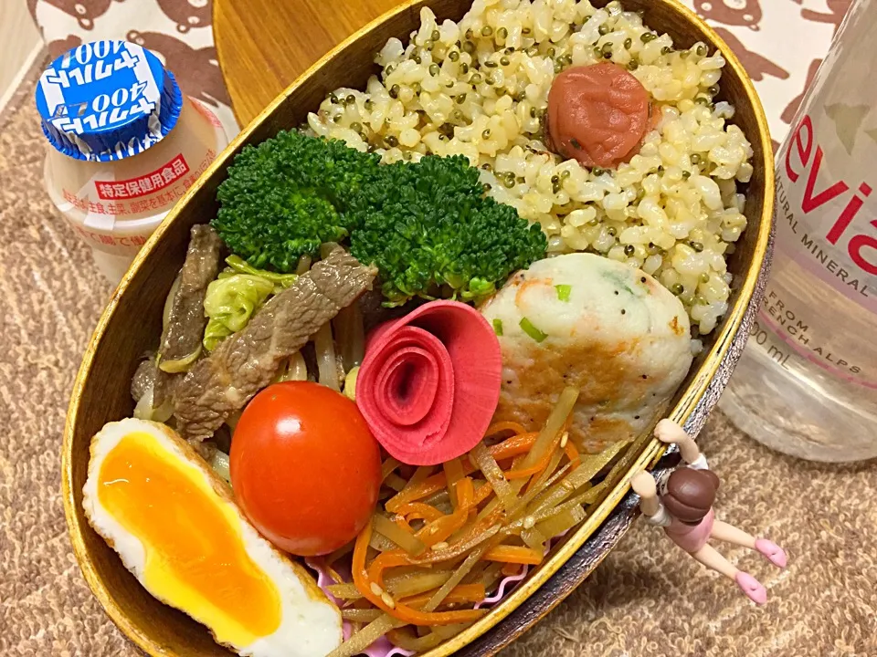 Snapdishの料理写真:とんぶり混ぜ玄米ご飯&牛シンシンと野菜の自家製辛味噌炒め&花エビとネギのはんぺんお焼き&半月焼き&ごぼうと人参のきんぴら&紅芯大根の甘酢漬け&ブロッコリー&プチトマトのダーリンお弁当♪

#フチ子 #弁当|桃実さん