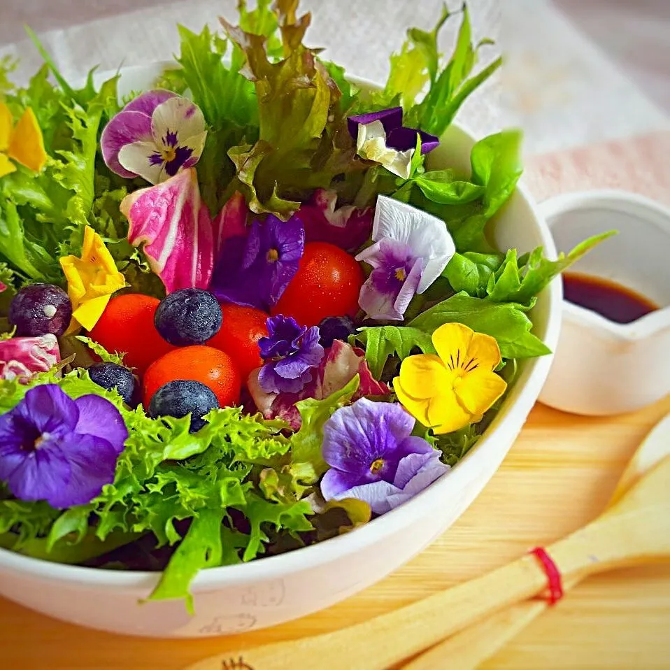 edible flower salad with organic balsamic vinegar|Chua Jeanさん